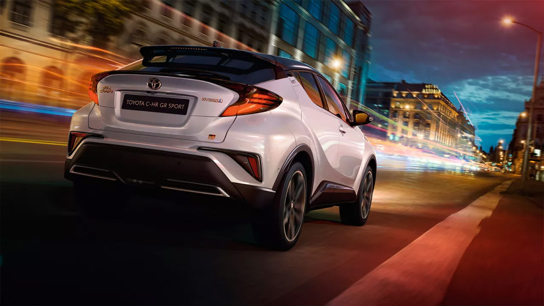 TOYOTA C-HR de dos, conduite de nuit